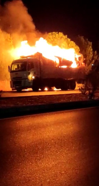 Denizli’nin Sarayköy İlçesi’nde seyir halindeki tomruk yüklü kamyon arka tekerinin alev alması sonucu yanmaya başladı. Sürücüsünün dikkati sayesinde alevler ekipler tarafından söndürüldü.