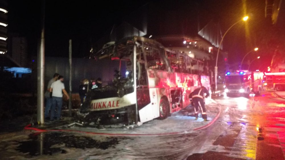 Ankara'nın Çankaya ilçesinde aydınlatma direğine çarpan şehirlerarası yolcu otobüsünün yanması sonucu 1 kişi hayatını kaybederken 3'ü ağır 17 kişi yaralandı.