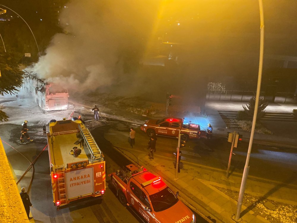 Ankara'nın Çankaya ilçesinde aydınlatma direğine çarpan şehirlerarası yolcu otobüsünün yanması sonucu 1 kişi hayatını kaybederken 3'ü ağır 17 kişi yaralandı.