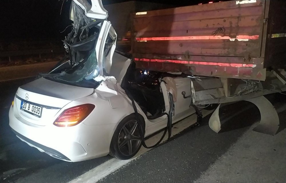 Adana-Gaziantep Otoyolu'nda bir aracın tıra arkadan çarpması sonucu meydana gelen trafik kazasında Denizli'de görev yapan polis memuru ve kardeşi hayatını kaybederken, 1 kişi de yaralandı.