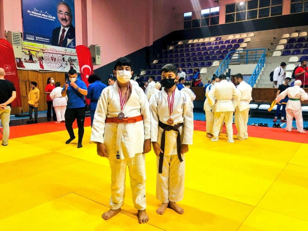 Ordu’da gerçekleşen Görme Engelliler Judo Türkiye Şampiyonasında, Denizli Görme Engelliler Okulu Spor Kulübünden 50 kg'da Enes Malik Tuluk Türkiye Şampiyonu oldu. +73 kg’da Ali Osman Kabak ise Türkiye ikincisi olarak gümüş madalyaya uzandı.