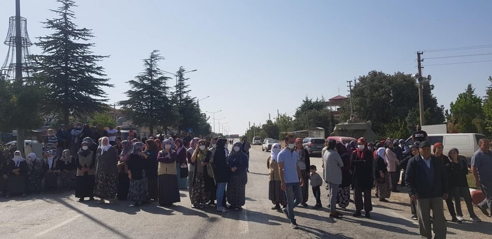 Uşak'ın Sivaslı ilçesinde, çok sayıda ölümlü ve yaralanmalı kazanın yaşandığı kavşakta en son küçük bir çocuğun hayatını kaybetmesinin ardından vatandaşlar yolu trafiğe kapattı.