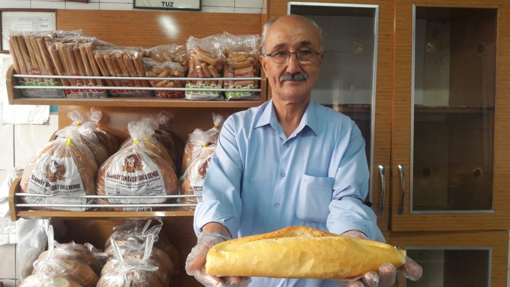 Denizli’de 50 yılı aşkındır ekmek satan Enver Taş, un ve maya ürünlerinde artan maliyetlerin fırıncıları zor duruma soktuğunu belirterek ekmek fiyatlarında artış yapılması gerektiğini belirtti.