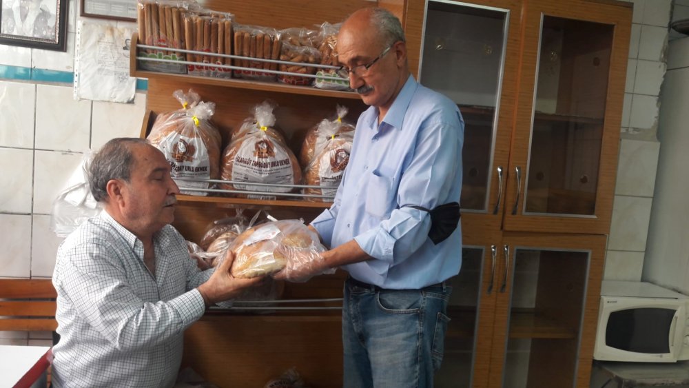 Denizli’de 50 yılı aşkındır ekmek satan Enver Taş, un ve maya ürünlerinde artan maliyetlerin fırıncıları zor duruma soktuğunu belirterek ekmek fiyatlarında artış yapılması gerektiğini belirtti.