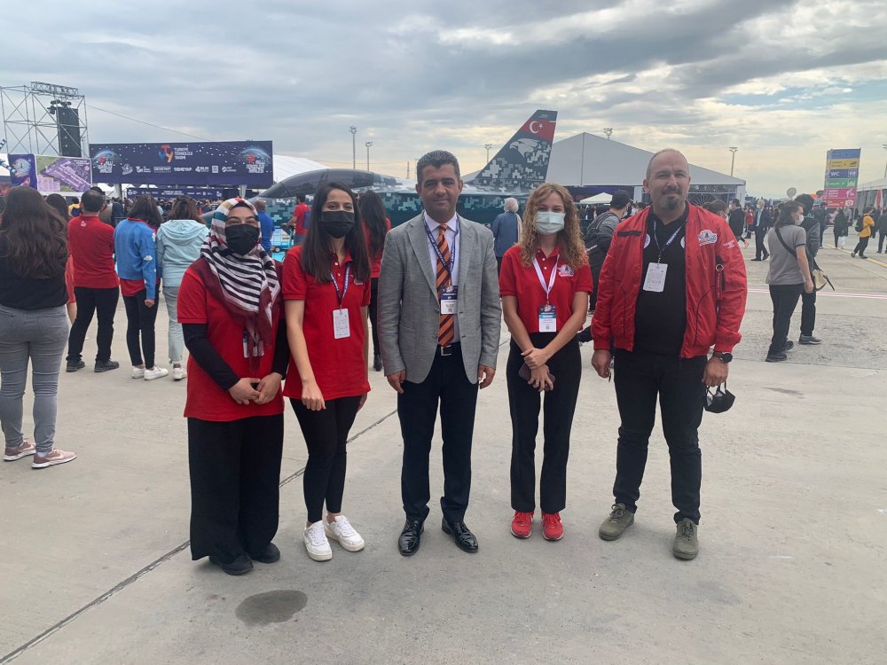 İstanbul Atatürk Havalimanı'nda bu yıl dördüncüsü düzenlenen Havacılık, Uzay ve Teknoloji Festivali TEKNOFEST 2021 açılış etkinlikleri başladı.