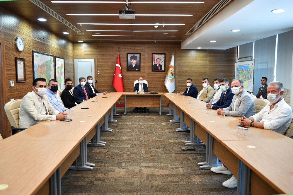 Denizlispor Kulüp Başkanı Mehmet Uz ve yönetim kurulu üyeleri Denizli Valisi Ali Fuat Atik’i makamında ziyaret etti.