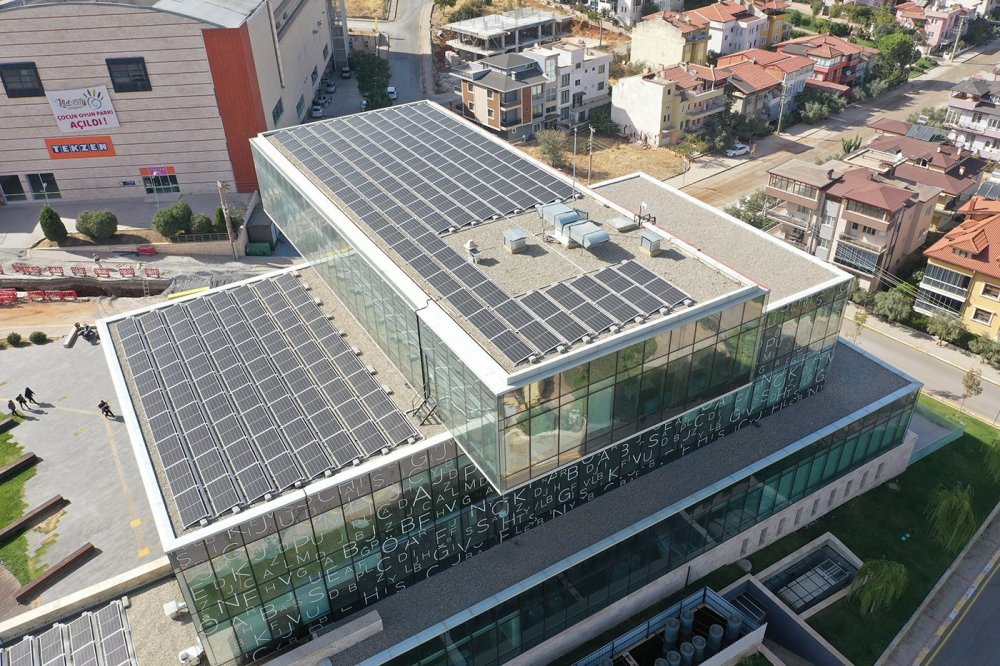 Merkezefendi Belediyesi Merkez Kütüphane’nin çatısına kurduğu güneş enerji santrali ile elektrik üretiyor.
