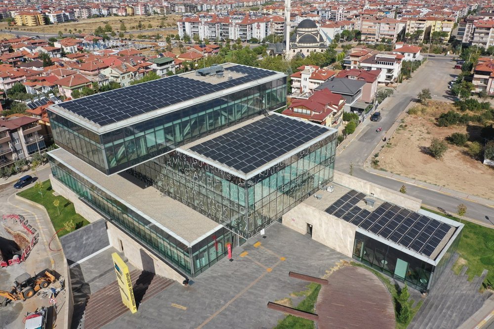 Merkezefendi Belediyesi Merkez Kütüphane’nin çatısına kurduğu güneş enerji santrali ile elektrik üretiyor.