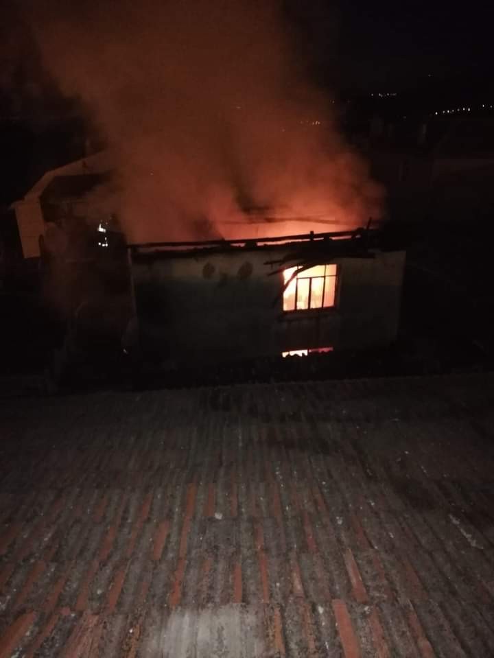 Denizli'nin Babadağ ilçesinde asırlık ahşap ev, elektrik kontağından çıkan yangında kullanılamaz hale geldi.
