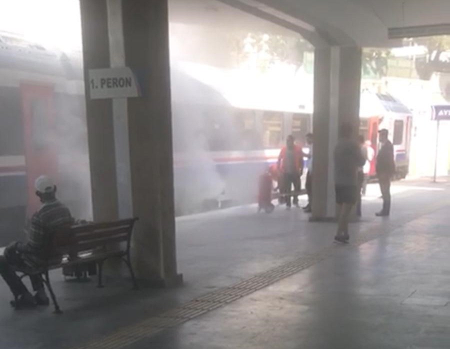 Aydın’da Efeler istasyonuna yanaşan bir yolcu treninde yangın çıktı. Görevlilerin müdahalesiyle yangın söndürülürken, yolcular minibüslerle gidecekleri yerlere sevk edildi.