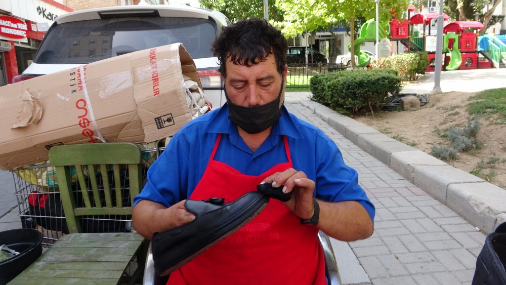 Denizli’de yaşayan Ali Eriş, babasının tek mirası olan ayakkabı boyacılığını 7 yıldır tüm zorluklara rağmen sürdürerek devam ettiriyor.