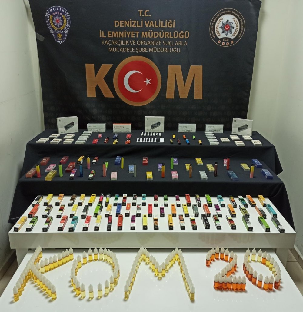 Denizli ve İstanbul'da 3 aydır takibe alınan elektronik sigara kaçakçılarına yönelik olarak gerçekleştirilen eş zamanlı operasyonda 3 kişi gözaltına alındı, onlarca kaçak ürün ele geçirildi.