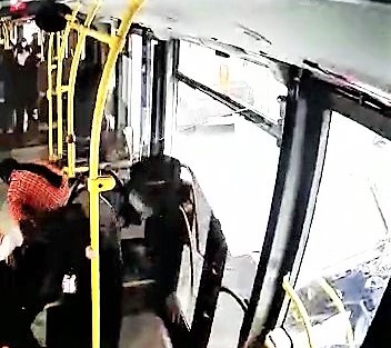 Denizli’de yeterli önlem alınmadan çalışan yük asansörünün, yolcu dolu halk otobüsüne çarpması sonucu bir kişini yaralandığı kazada yaşanan panik anları, araç içi kameralarına yansıdı.