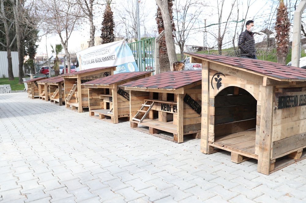 Merkezefendi Belediyesi’nin önemli projeleri arasında yer alan ve Türkiye’ye örnek olan ‘Pet Kafe ve Sokak Hayvanları Mama Üretim Tesisi’nde sokak hayvanları için mama, kedi ve köpek kulübesi üretimi hız kazandı.