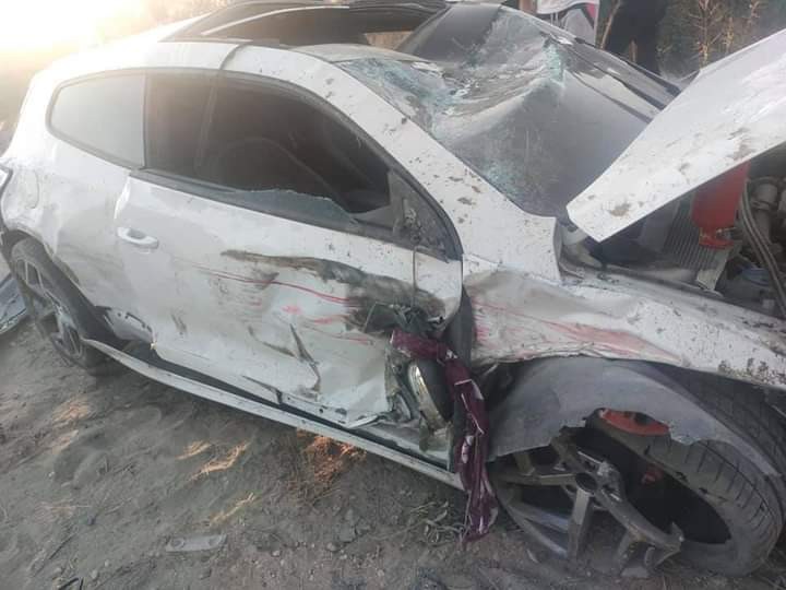 Denizli’nin Sarayköy ilçesinde düğün konvoyunda bulunan otomobil, tırın sıkıştırması sonucu refüje çarptıktan sonra taklalar atarak tarlaya uçtu. Kazada 1’i ağır 4 kişi yaralandı.