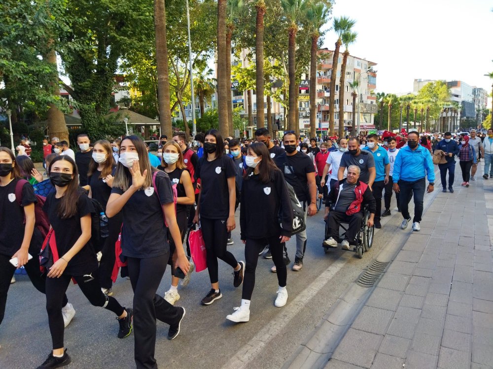 Denizli'de geçtiğimiz yıl pandemi önlemleri nedeniyle yapılamayan Amatör Spor Haftası kutlamaları, bu yıl kortej yürüyüşü ile başladı. 