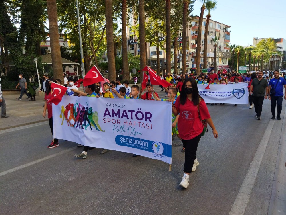Denizli'de geçtiğimiz yıl pandemi önlemleri nedeniyle yapılamayan Amatör Spor Haftası kutlamaları, bu yıl kortej yürüyüşü ile başladı. 