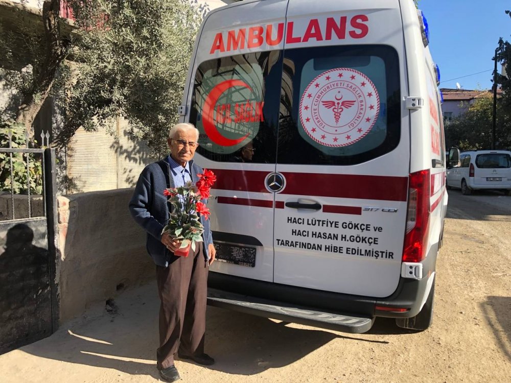 Emekli olduktan sonra baba ocağı Denizli’ye yerleşen gurbetçi Hasan Hüseyin Gökçe, 7 ay önce ölen eşinin vasiyetini yerine getirip bir ambulans bağışladı. Ambulansla ilk olarak gidip eşini ziyaret eden hayırsever, kendi cenazesinin de aynı ambulansla taşınmasını vasiyet etti.
