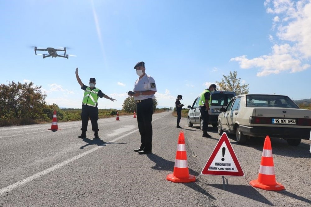 Denizli İl Jandarma Komutanlığına bağlı ekipler, trafik kazalarının azaltılabilmesi ve sürücüler üzerindeki algılanan yakalanma riski duygusunun en üst seviyede tutulabilmesi için yoğunlaştırılmış şekilde drone ile trafik kontrolleri yapıyor.