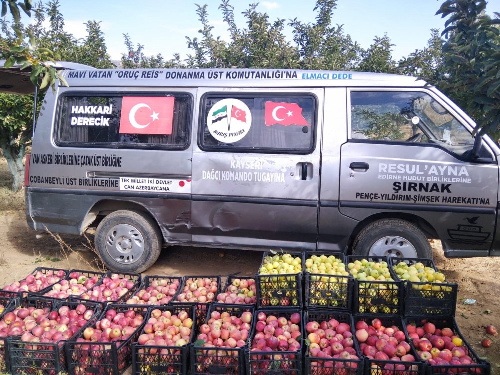 Denizli’de yaşayan Elmacı Dede lakaplı Muhammet Yılmaz yetiştirdiği elmaları Suriye sınırında görev yapan Mehmetçik'e dağıtılmak üzere Şanlıurfa’nın Suruç ilçesindeki tabura teslim etti.