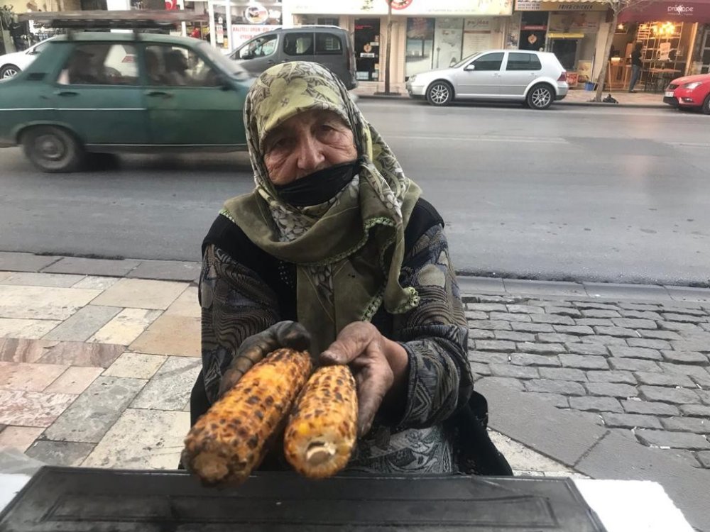 Denizli’de yaşayan 85 yaşındaki Hatice Yağcıoğlu, 67 yıldır sokaklarda mısır, el örgüsü ve kestane satarak geçimini sağlıyor. İlerleyen yaşına rağmen her gün sokakta ekmeğini kazanan Yağcıoğlu, “ Helalinden kazanıyorum. Bana yetiyor. Mısır satarak kazandığım parayla hacca gideceğim” dedi.