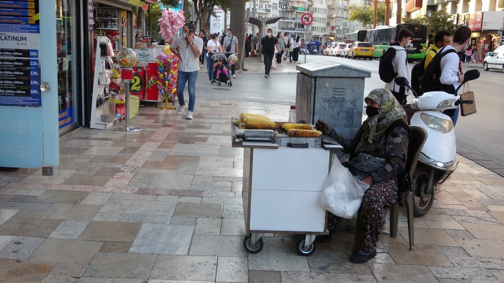 Denizli’de yaşayan 85 yaşındaki Hatice Yağcıoğlu, 67 yıldır sokaklarda mısır, el örgüsü ve kestane satarak geçimini sağlıyor. İlerleyen yaşına rağmen her gün sokakta ekmeğini kazanan Yağcıoğlu, “ Helalinden kazanıyorum. Bana yetiyor. Mısır satarak kazandığım parayla hacca gideceğim” dedi.