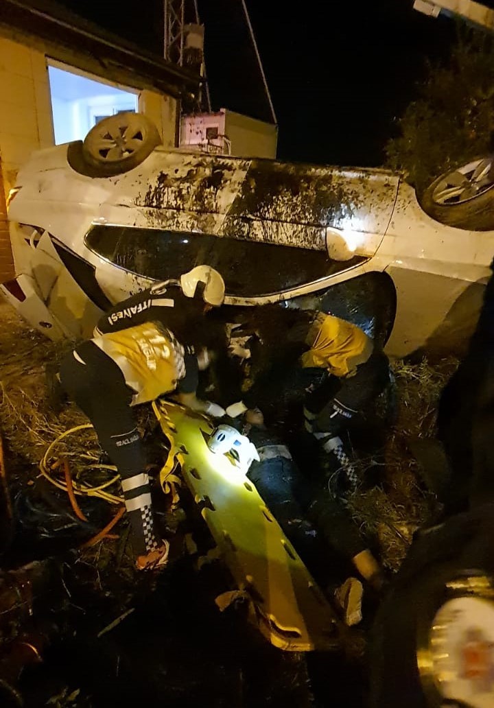 Denizli’nin Pamukkale ilçesinde meydana gelen tek taraflı trafik kazasında, 5 takla atan otomobilde bulunan üç kişi yaralandı.