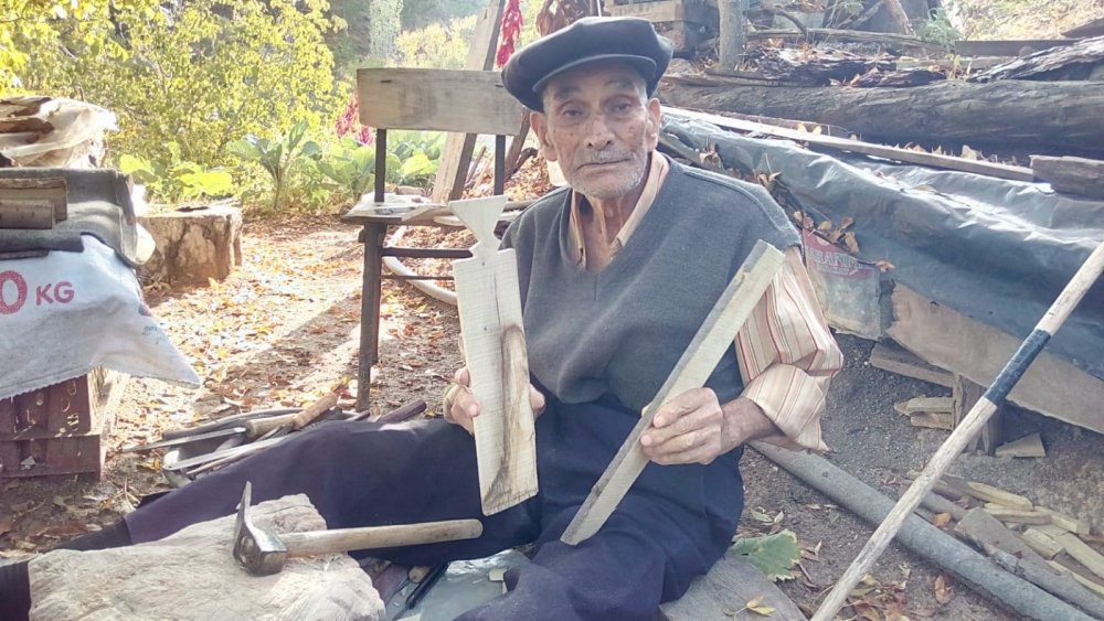 Denizli’nin Çameli ilçesinde yaşayan 93 yaşındaki Durmuş Yıldırım, 20 yıldan bu yana çıtlık ağaçlarından el işçiliğiyle yaptığı nazarlıkları satarak geçimini sağlıyor. İlerleyen yaşına rağmen her gün çalışan Yıldırım, günde 6-7 tane nazarlık yapıyor.