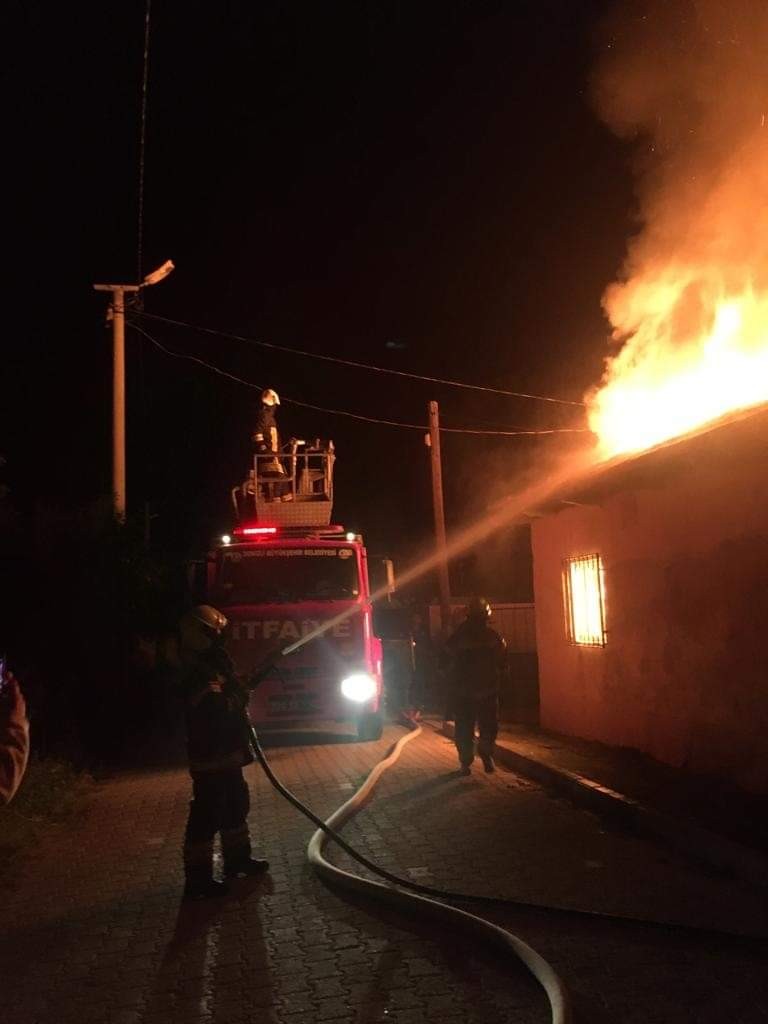 Denizli'nin Sarayköy ilçesinde meydana gelen yangın itfaiye ekipleri tarafından söndürüldü. Yangında bir ev küle dönerek kullanılamaz hale geldi.