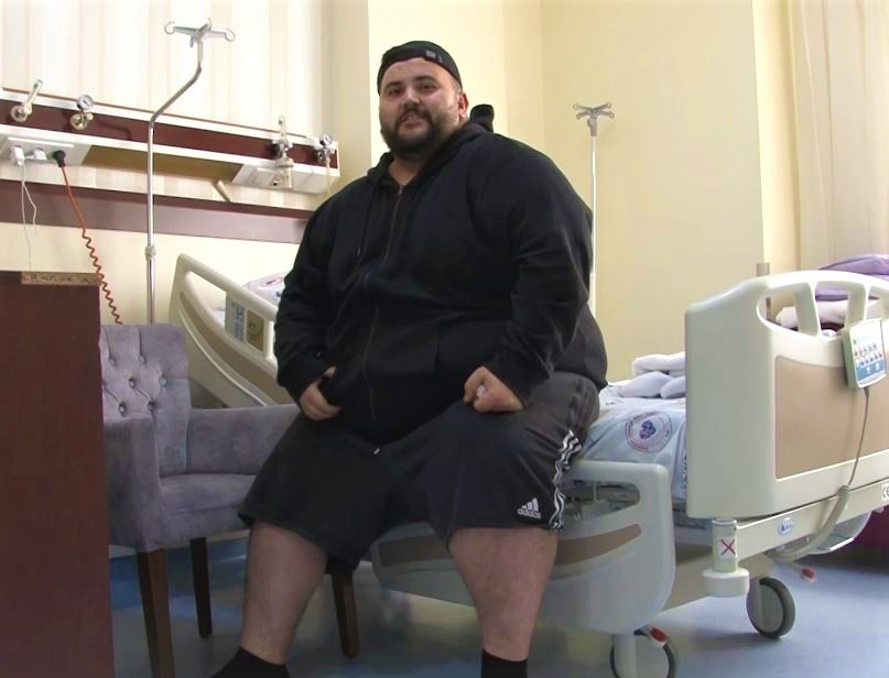 Almanya’da yaşayan ve 194 kilo olan 24 yaşındaki Berkay Bozkurt, fazla kilolarından kurtulmak için tercihini Türkiye’den yana kullandı. Sosyal medya ve internet üzerinden araştırmalar yapan ve Özel Denizli Cerrahi Hastanesi’ni tercih eden gurbetçi genç başarılı bir tüp mide ameliyatı oldu.