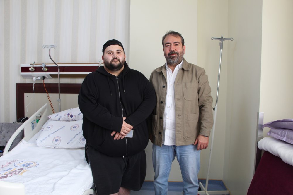 Almanya’da yaşayan ve 194 kilo olan 24 yaşındaki Berkay Bozkurt, fazla kilolarından kurtulmak için tercihini Türkiye’den yana kullandı. Sosyal medya ve internet üzerinden araştırmalar yapan ve Özel Denizli Cerrahi Hastanesi’ni tercih eden gurbetçi genç başarılı bir tüp mide ameliyatı oldu.