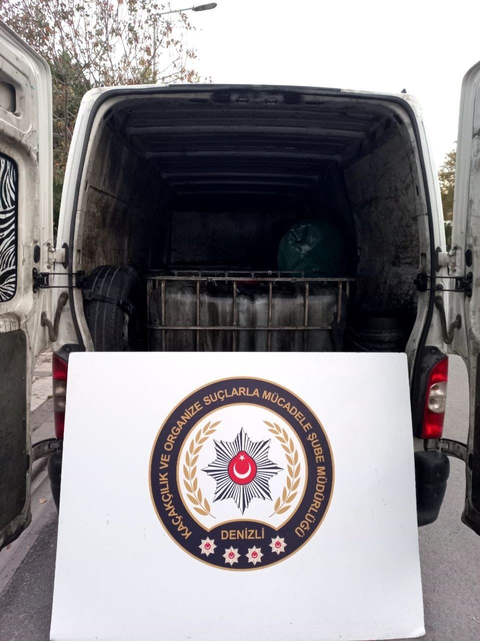 Denizli’de karışımlı akaryakıt yükleyen araçları takibe alarak operasyon düzenleyen polis ekipleri 8 bin 840 litre kaçak karışımlı akaryakıt yakaladı.