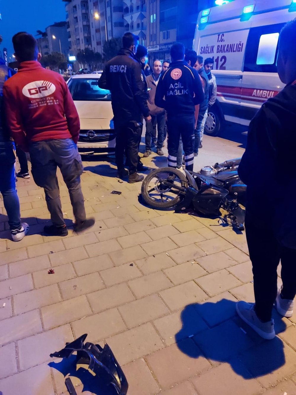 Denizli’nin Acıpayam ilçesinde otomobil ile motosikletin karıştığı kazada iki kişi yaralandı.