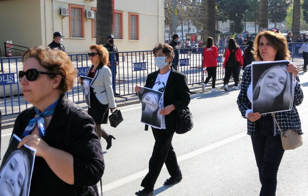 Denizli'de 29 Ekim Cumhuriyet Bayramının 98'inci yıldönümü nedeniyle düzenlenen yürüyüşe, erkek arkadaşı tarafından boğazı kesilerek öldürülen Şebnem Şirin'in posteriyle katılan kadınlar, duygusal anların yaşanmasına neden oldu.