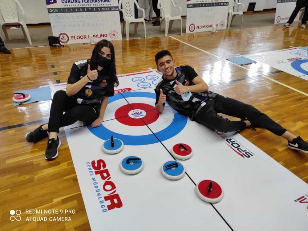 Adana’da düzenlenen Floor Curling Türkiye Şampiyonasında Denizli’yi temsil eden Tavas Hacı Bilal Cumhuriyet Ortaokulu Gençlik Spor Kulübü takımı karma kategoride Türkiye Şampiyonu oldu.