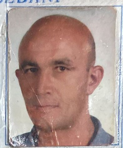 Denizli’de bir iş hanında bekçi olarak çalışan 58 yaşındaki Ali Yılmaz’ın cansız bedeni bulundu. Yaşlı adamın 4 gün önce öldüğü ve çevreye yayılan koku sonrası durumun fark edildiği öğrenildi.