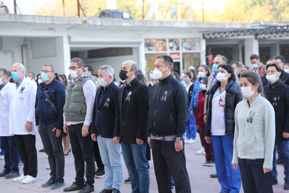 Özel Denizli Cerrahi Hastanesi hekimleri ve çalışanları her yıl olduğu gibi bu yıl da Ulu Önder Mustafa Kemal Atatürk'ü anmak için hastane önünde gerçekleşen törende bir araya geldi.