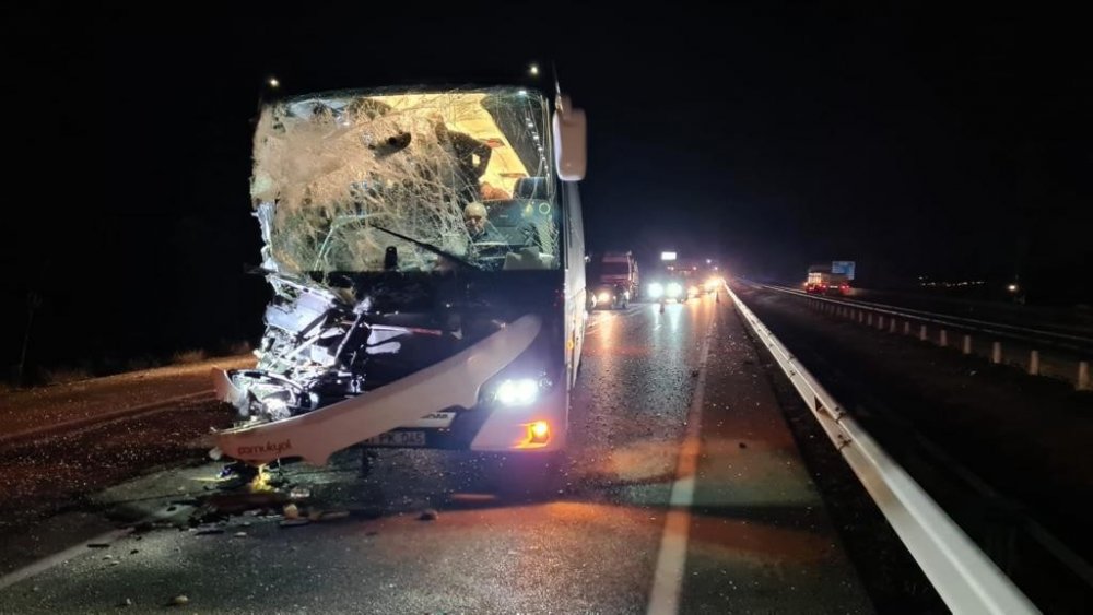 Afyonkarahisar’ın Sandıklı ilçesinde yolcu otobüsünün tıra arkadan çarptığı trafik kazasında 7 kişi yaralandı. Yaralıların sağlık durumlarının iyi olduğu bildirildi.