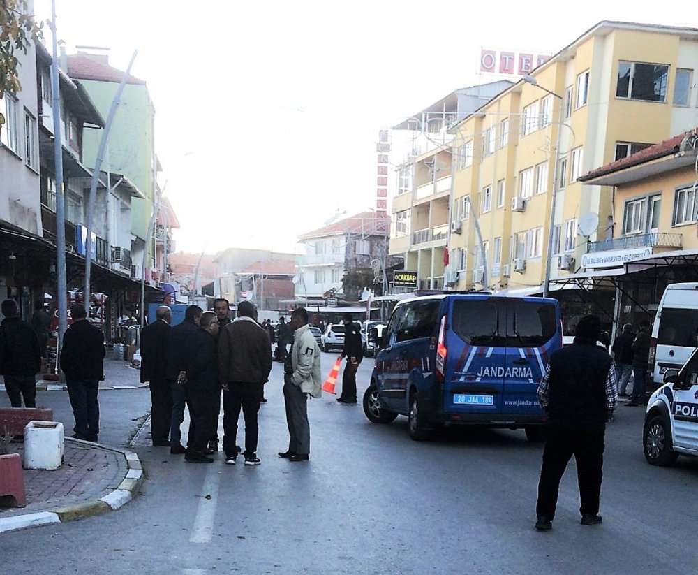 Denizli’de sokak ortasında silahlı çatışma çıktı. İki grup birbirine girerken 2 kişi yaralandı.