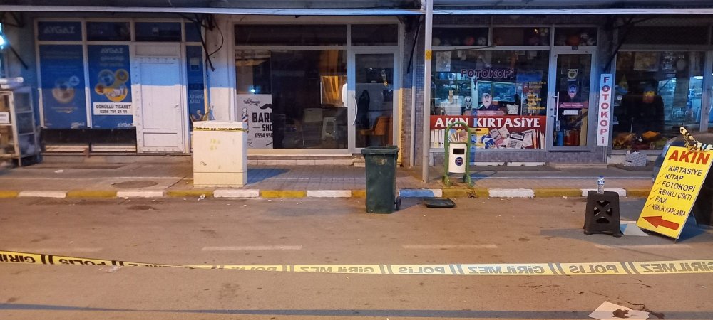 Denizli’de sokak ortasında silahlı çatışma çıktı. İki grup birbirine girerken 2 kişi yaralandı.