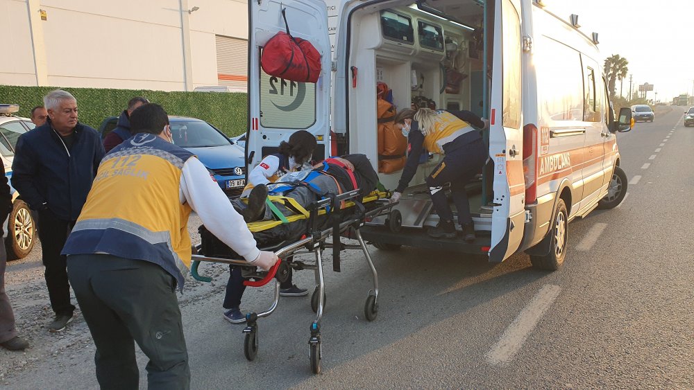 Aydın-Denizli karayolunda sabah saatlerinde meydana gelen, servis minibüsü, otobüs ve ticari aracın karıştığı zincirleme trafik kazasında 1’i ağır 22 kişi yaralandı.