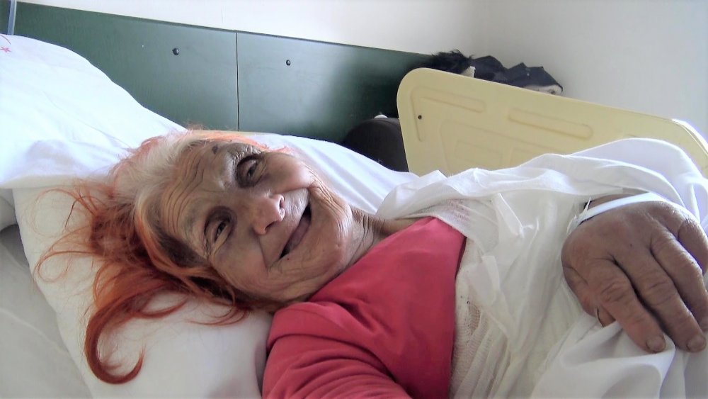 Denizli’nin Acıpayam İlçesine bağlı Benlik Mahallesinde yaşayan ve oğluyla mantar toplamaya gittiği dağda kaybolan ve 5 gün sonra bulunan 78 yaşındaki Emine Aksoy, aşırı su kaybının vücudunda neden olduğu hasara karşı direniyor. 