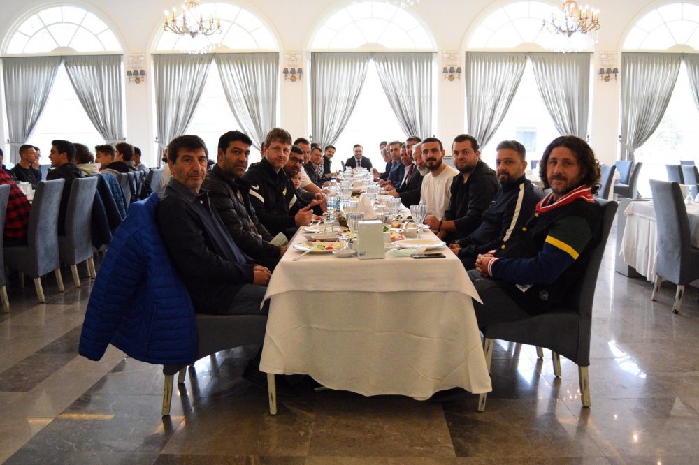 A. Denizlispor’da yöneticiler, teknik heyet ve futbolcularla kahvaltıda bir araya geldi.