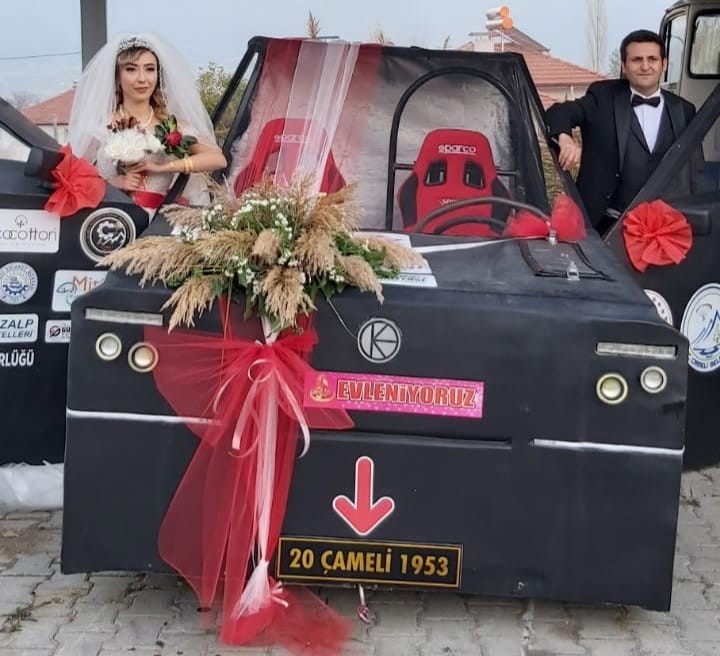 Çameli Meslek ve Teknik Anadolu Lisesi tarafından TEKNOFEST 2021 için yapılan Elektromobil Araç ‘Karaman’ gelin arabası oldu. Görenlerin şaşkın bakışları arasında gelin ile damat düğün salonuna giderken Karaman’ı kısa süreli kullandı.