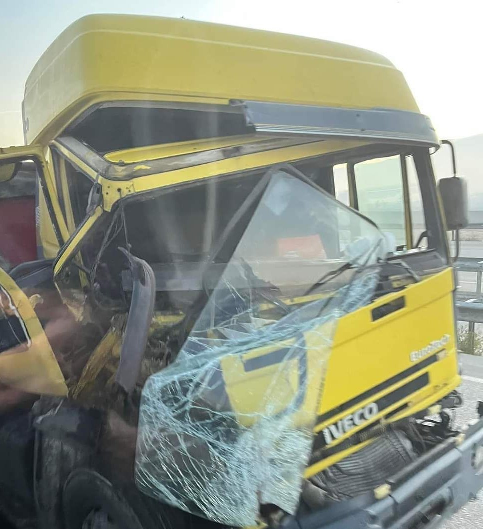 Denizli’nin Çardak İlçesinde otobüs ve tırların karıştığı zincirleme trafik kazasında 1 kişi hayatını kaybetti. 4 kişi de yaralandı.