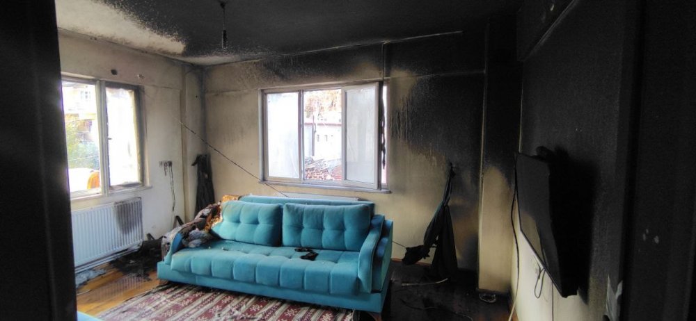 Denizli’de 3 katlı binanın 2. katında elektrik ısıtıcısının perdeyi yakması sonucu yangın çıktı. Alevlerin yükseldiği binada yangını söndürmeyi çalışan kadın, dumandan zehirlenmesi sonucu itfaiye tarafından kurtarıldı.