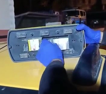 Denizli’de ticari taksinin tepe lambasının içerisine gizledikleri 107 gram esrar maddesini satmaya hazırlanan 4 şüpheliden 3’ü tutuklandı.