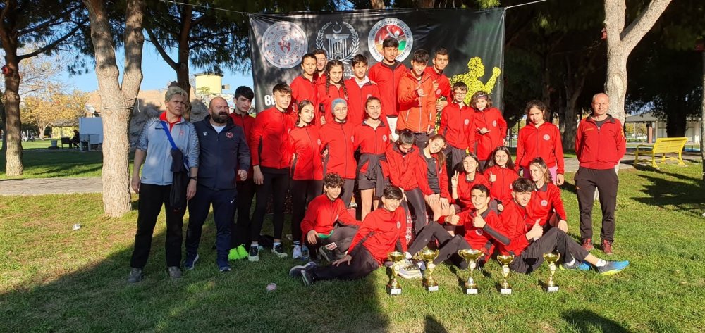 Akhisar’da koşulan Turkcell Bölgesel İl İlçe Karmaları Kros Ligi 2. Kademe yarışmalarında Denizlili sporcular, U16 Erkeklerde şampiyon olurken, yarışmayı toplam 5 kupa ile tamamladı.