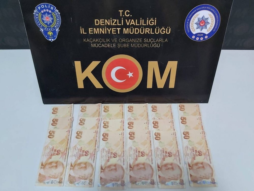 Denizli’de sahte parayla alışveriş yaptıkları sırada suçüstü yakalanan 5 şüphelinin üzerinden 10 bin 500 TL’lik sahte banknot ele geçirildi.