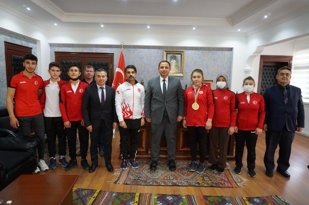 Dünya Bilek Güreşi şampiyonu Şifa Nur Karaışık, Çivril Belediye Başkanı Niyazi Vural ve Çivrik Kaymakamı Turan Soğukoluk’u ziyaret etti.